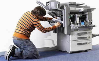 ¿Cómo puedo solucionar un atasco de papel en una impresora?