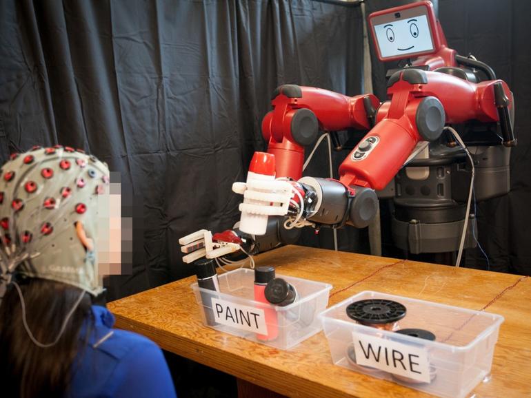 Cómo el nuevo sistema de IA del MIT te permite controlar un robot con tu mente