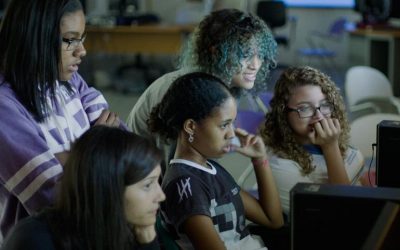 Documental de CODEGIRL muestra a las niñas de secundaria que ellas también pueden usar la tecnología para cambiar sus comunidades