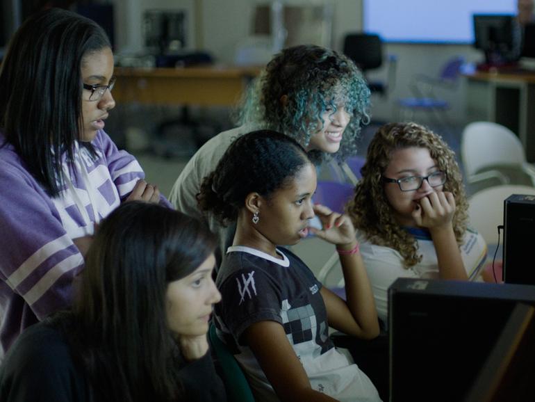Documental de CODEGIRL muestra a las niñas de secundaria que ellas también pueden usar la tecnología para cambiar sus comunidades