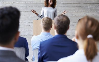 Cómo desarrollar sus habilidades para hablar en público y avanzar en su carrera profesional