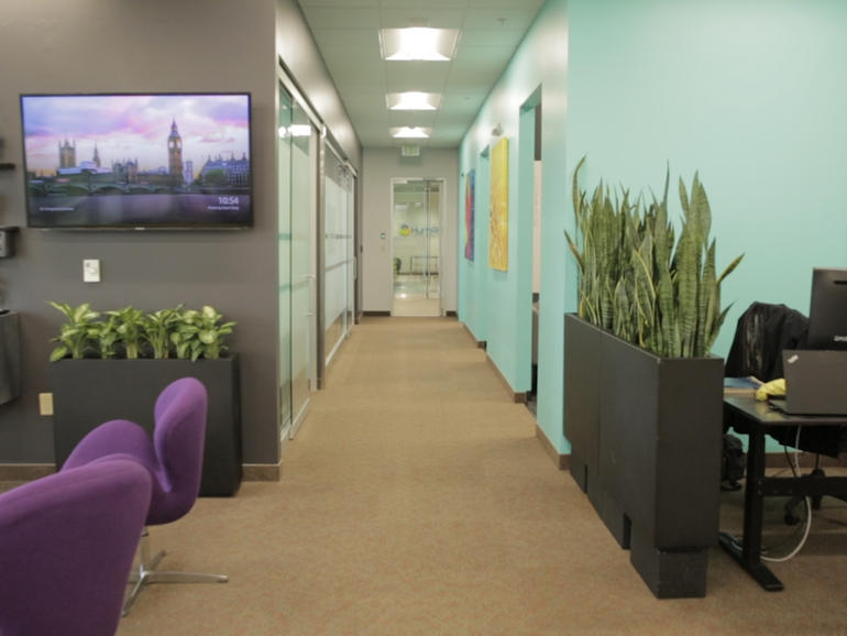 Cómo Slingshot creó un entorno de planta abierta que hace que los empleados realmente quieran estar en la oficina.
